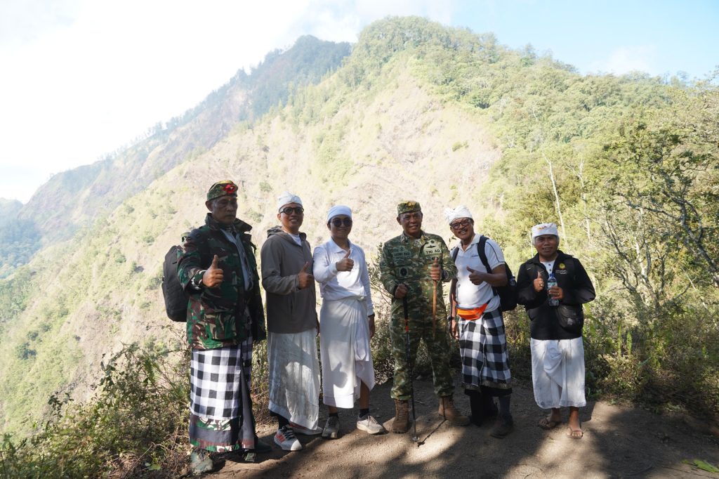 Jaga Tradisi dan Kearifan Lokal, Danrem 163/WSA Ikuti Nunas Tirta di Gunung Abang
