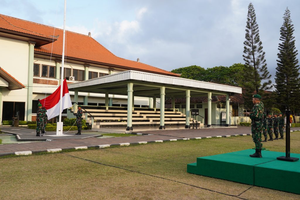 Danrem 163/WSA Hadiri Upacara Pengibaran Bendera di Makorem, Pangdam IX/Udayana Tekankan Disiplin dan Kepedulian Komandan