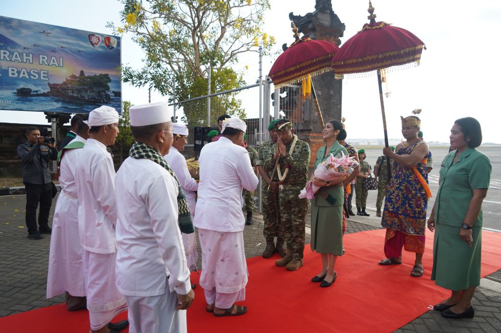 Danrem 163/WSA Hadiri Penyambutan Pangdam IX/Udayana dengan Tradisi Tepung Tawar